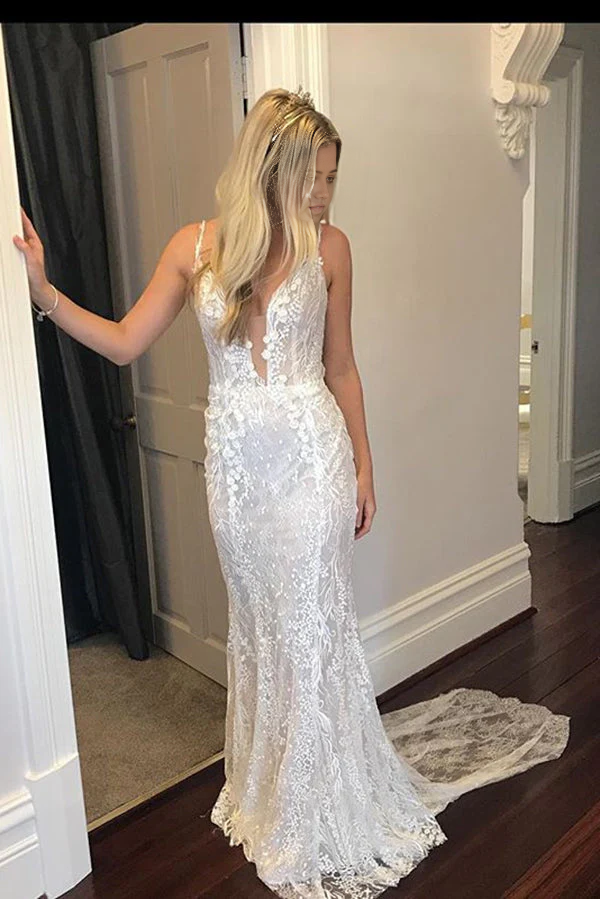 Hermosos vestidos de novia de corte trompeta con tirantes finos, escote en V y apliques